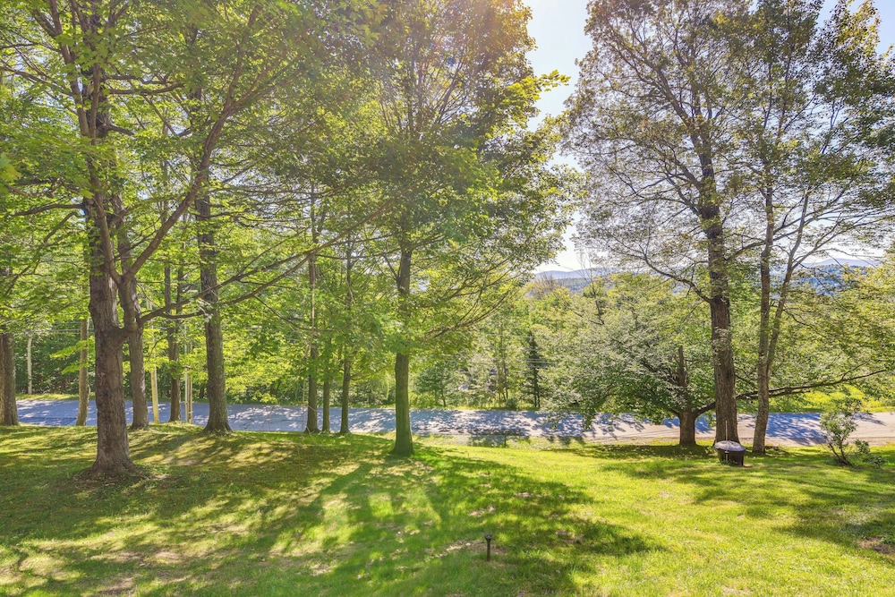 < 1/2 Mi to Sugarbush Resort: Condo w/ Deck!