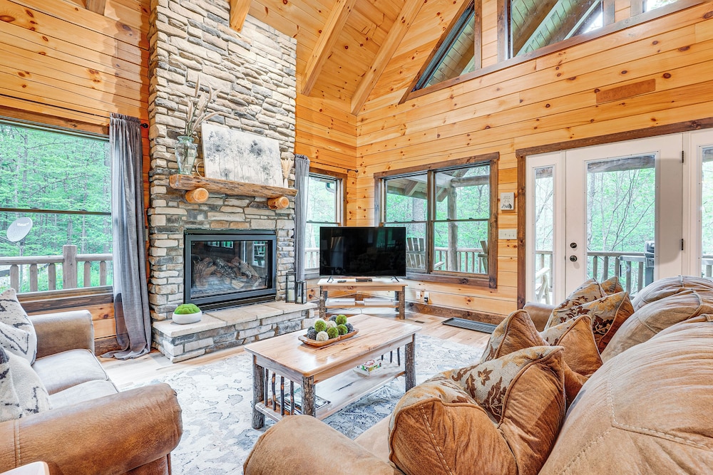 15 Mi to Hocking Hills: Secluded Cabin w/ Hot Tub