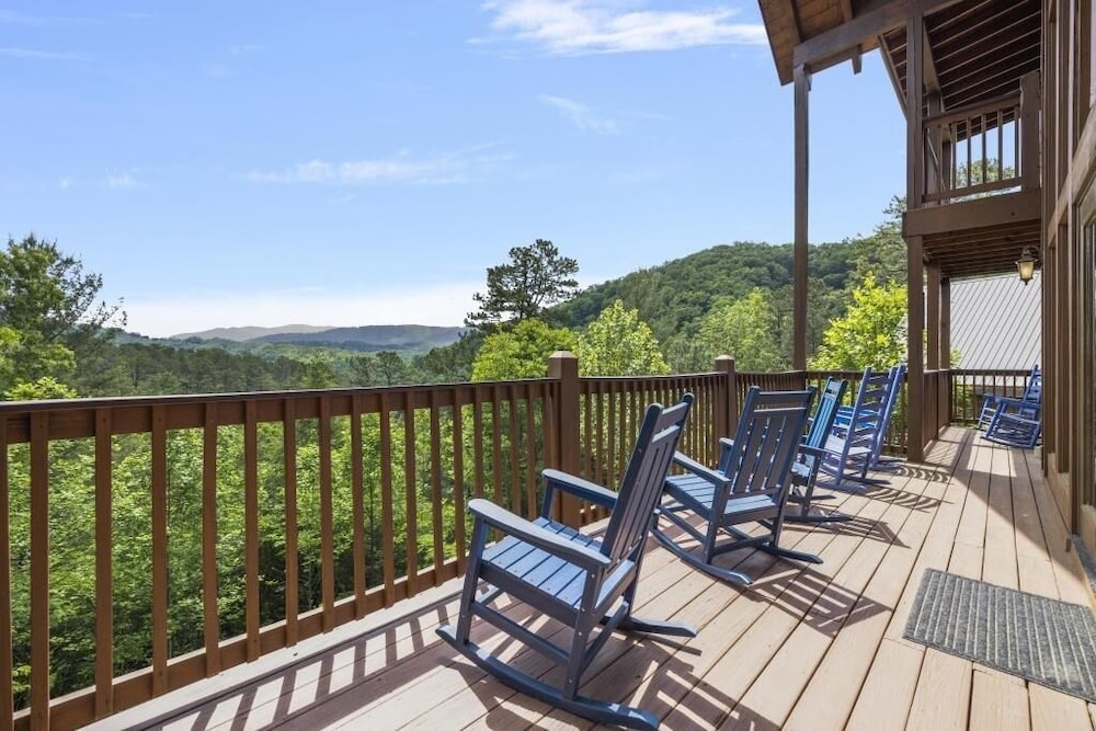 Place of the Blue Smoke - 5 Bedrooms, 5 Baths, Sleeps 16 Home by RedAwning