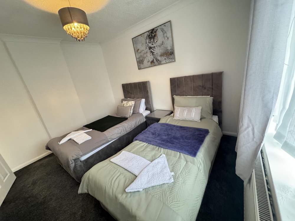 Leeds - 3 Bedrooms - 1bathroom - Parking - Wifi