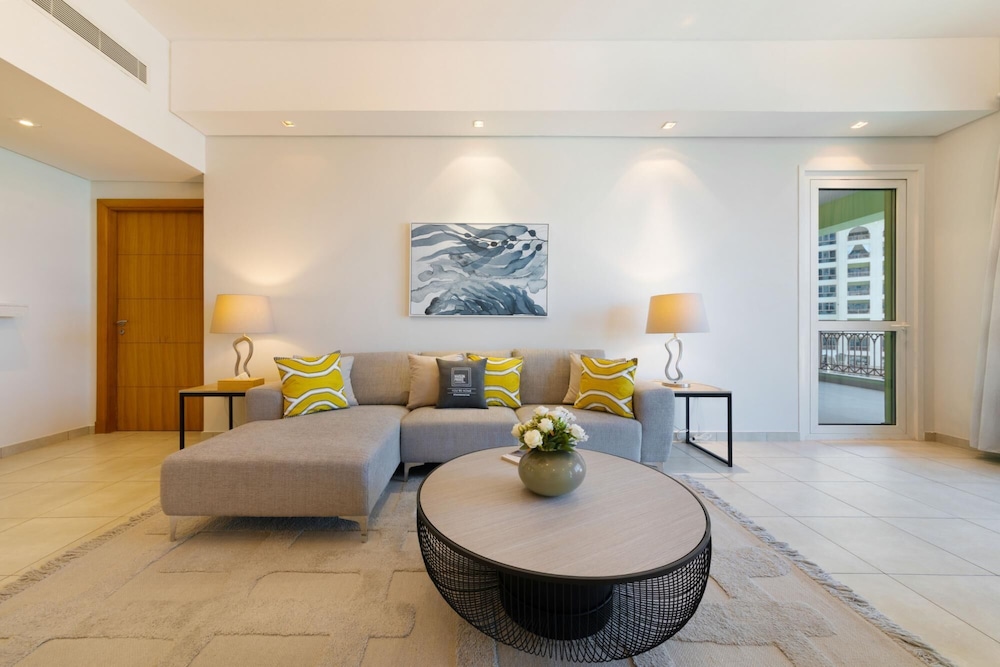 Exclusive Apt w Seafront Views Over Palm Jumeirah