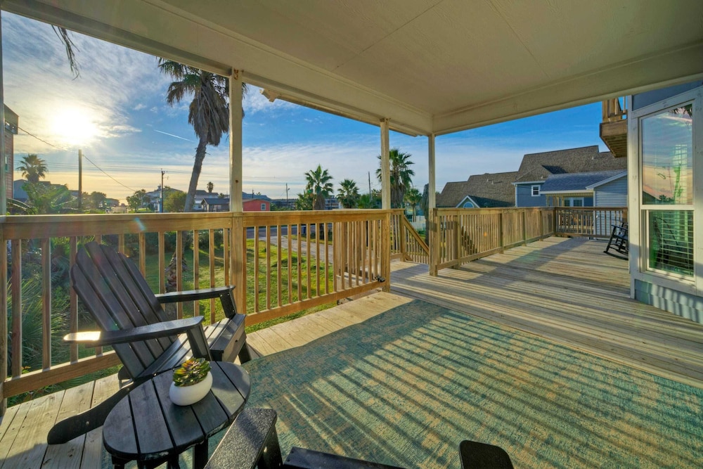Sleeps 20! 2 Homes Near the Beach, Private Pools, Gameroom, Large Family Retreat
