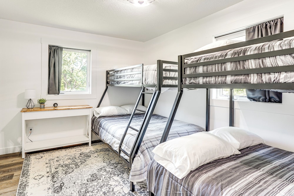 15 Mi to Downtown Sioux Falls: Gem w/ Yard!