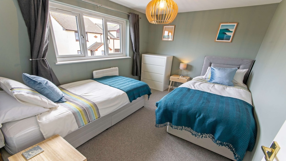 Oceanside Sleeps 6 Walk to Beach & Stylish view 5