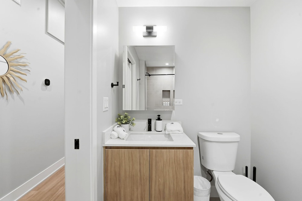 Comfy Condo - Gym Free Parking Modern Amenities