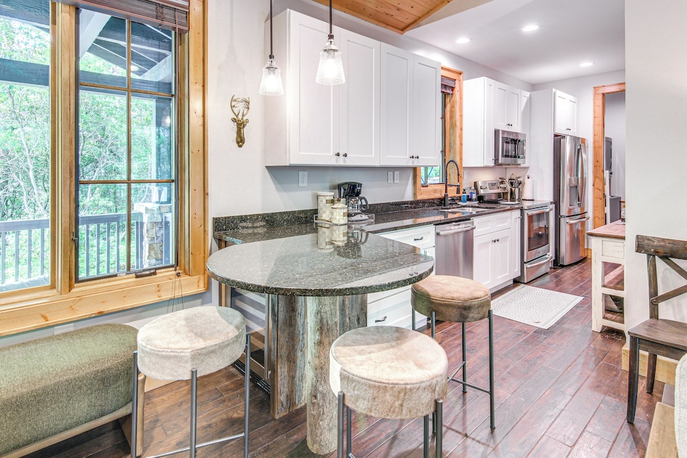 Chinquapin Escape: Resort Perks, By Lake Glenville