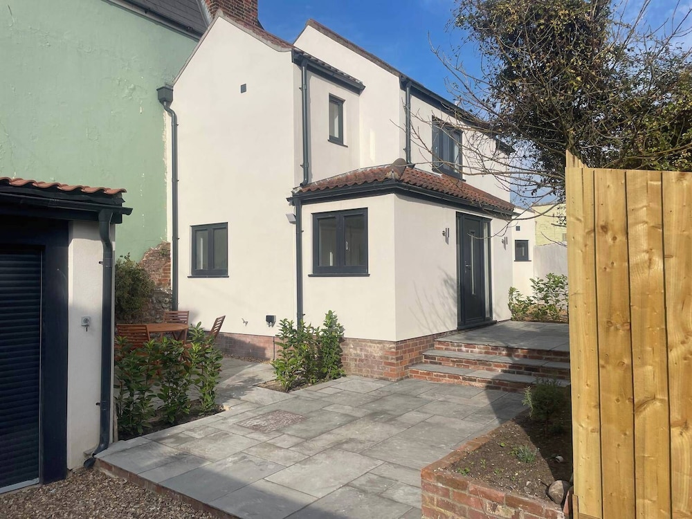 Seaside Retreat - Sleeps 5, Garden & Parking