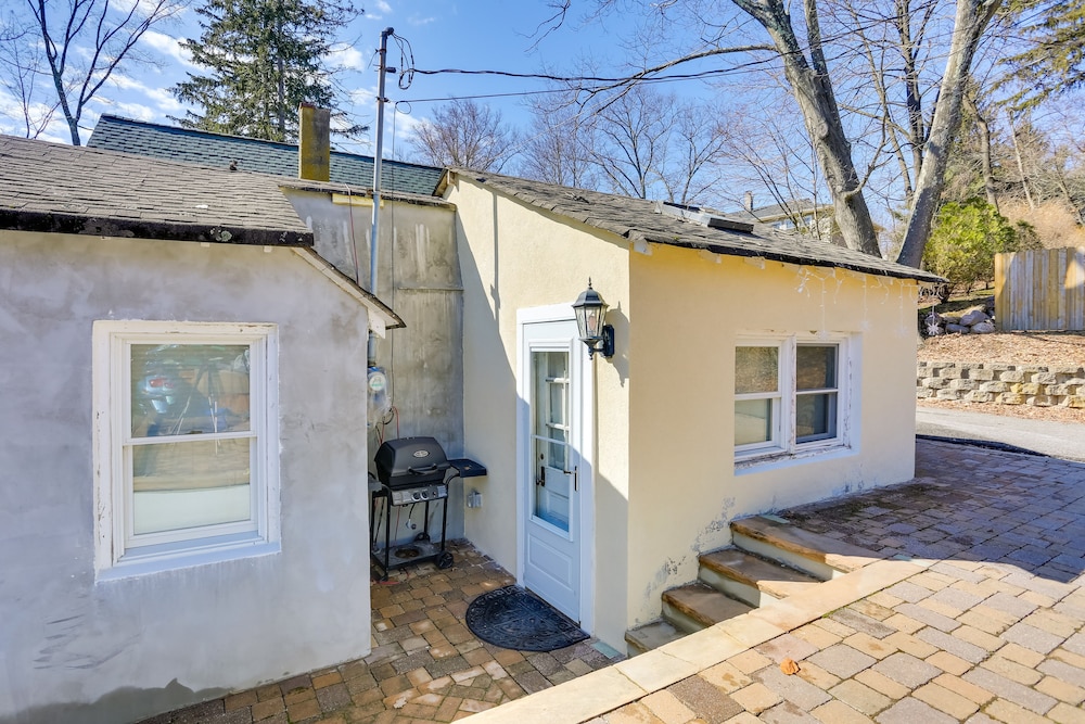 Greenwood Lake Cottage w/ Shared Dock & Hot Tub!