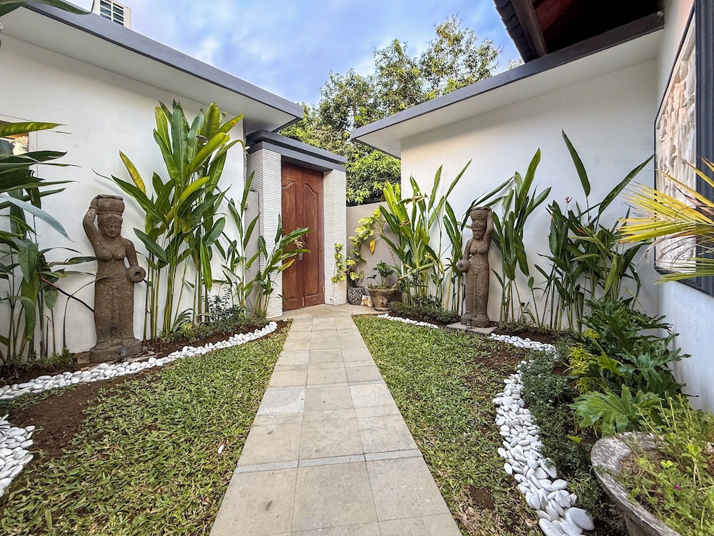 Villa St Calyx by DVH Luxe Retreats 3BR