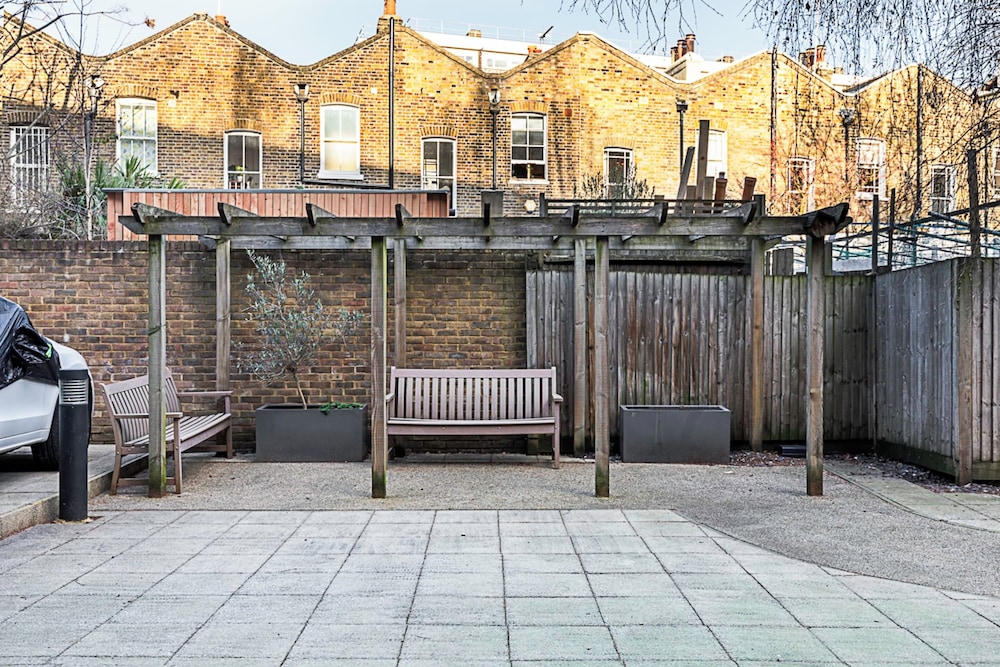 Bermondsey Bliss: Views, Comfort, and City Access!