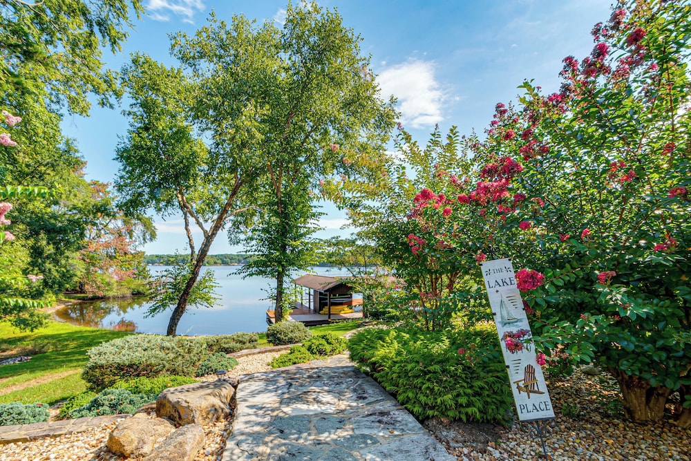 Hyco Lake Escape w/ Deck & Dock: Families Welcome!