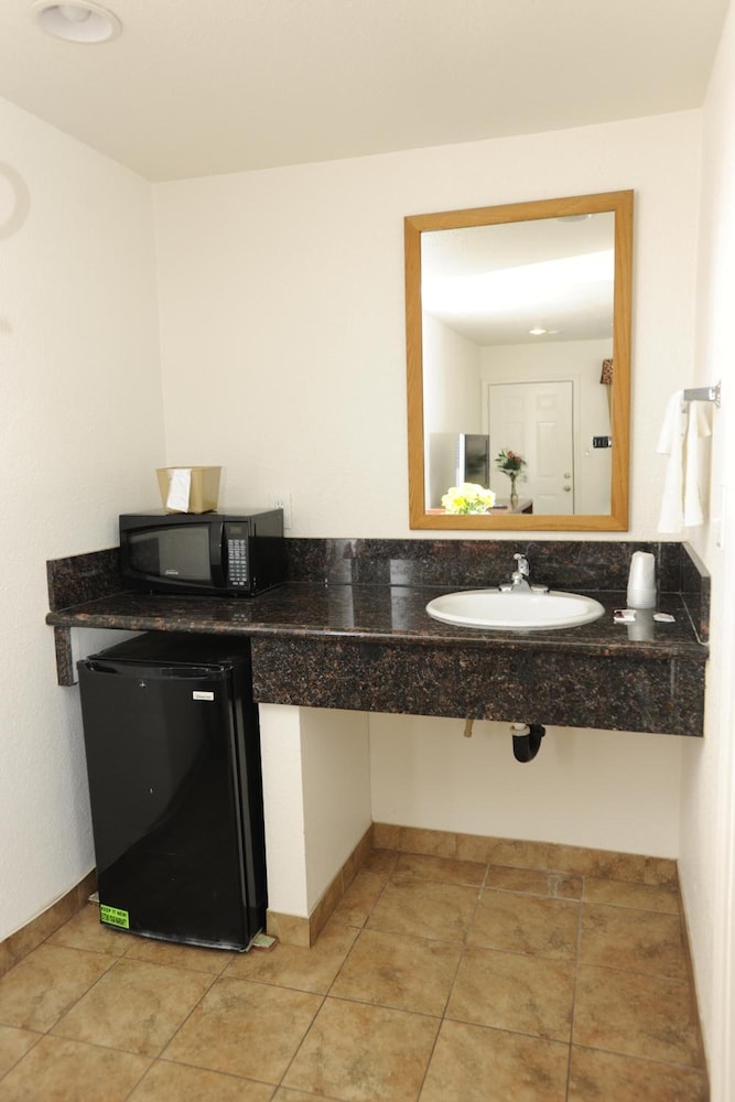 Ventura Vacations - Victoria Motel - Property Image 2
