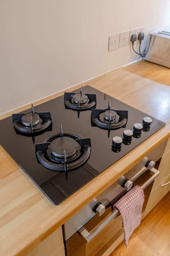 Chic 1BD Maisonette W/hot Tub, King's Cross!