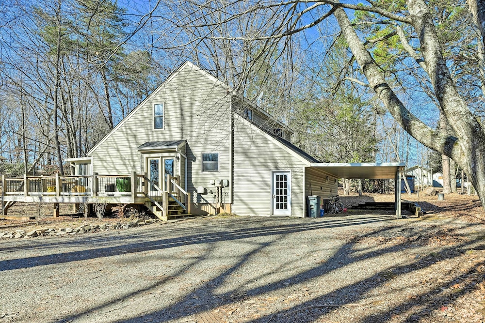 Cozy Lake Chatuge Getaway, Walk to Water! view 5