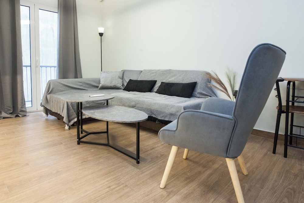 Fresh Modern 1 Bd Apt in Vibrant Patisia