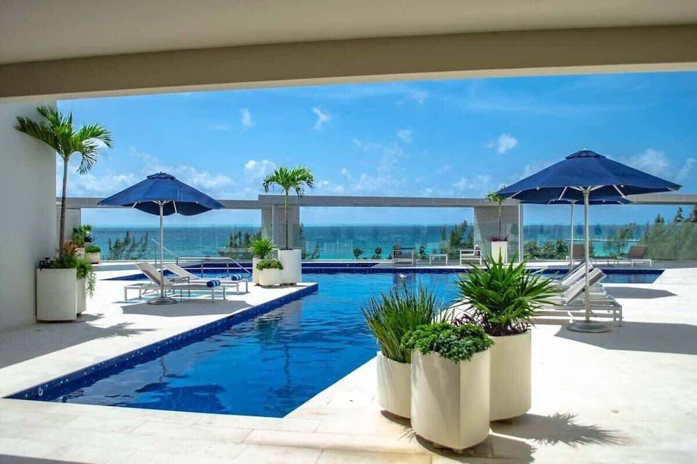 1 Br. Steps From the Beach Roof W/ocean View