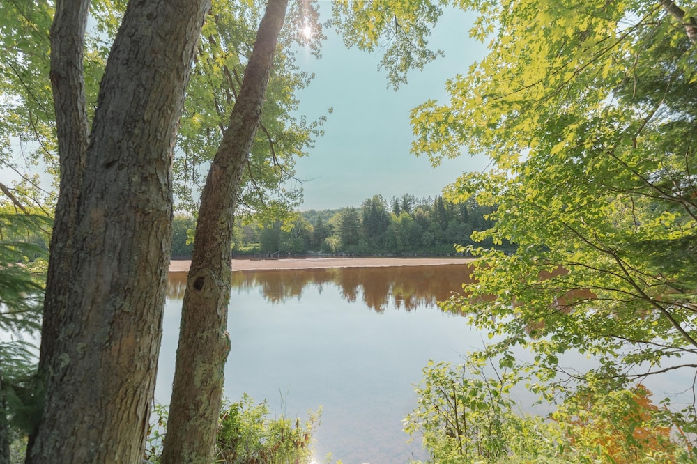 The Phoenix - Riverside Chalet With Beach