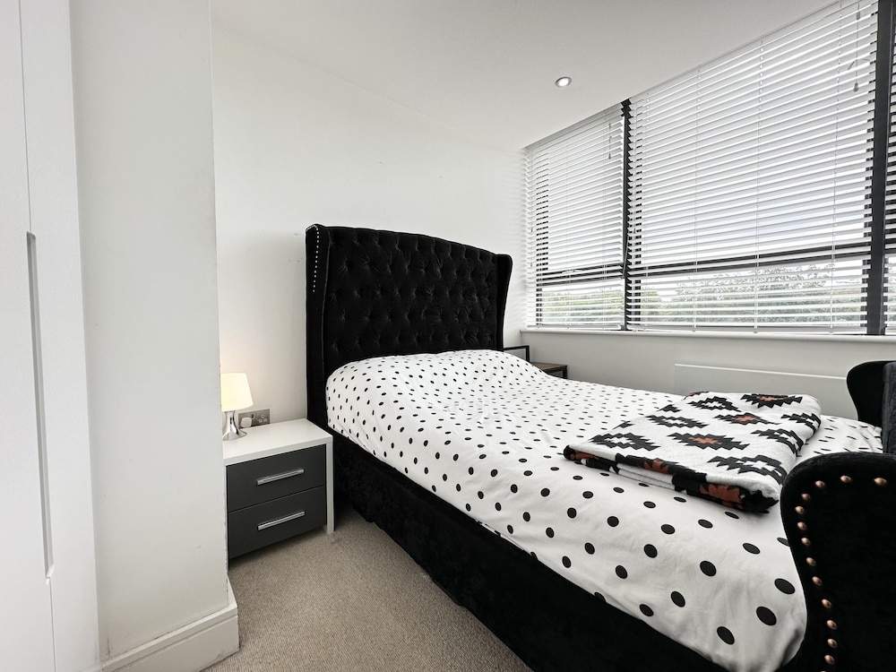 Condo Apartment With Workspace