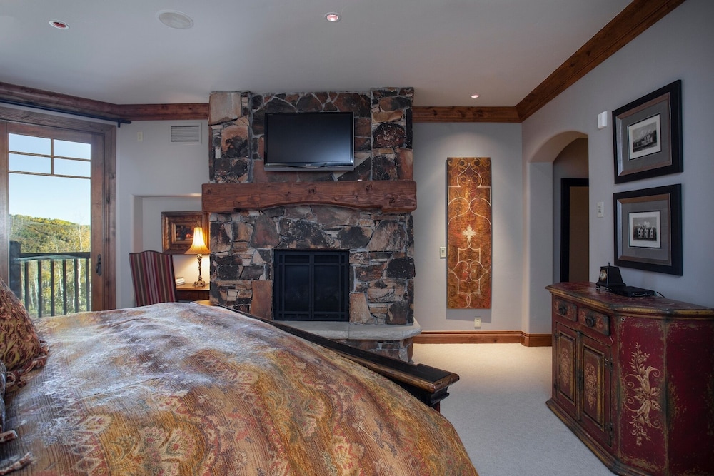 Grand Lodge - Three Bedroom #301 - Ski-in/ski-out 3 Condo