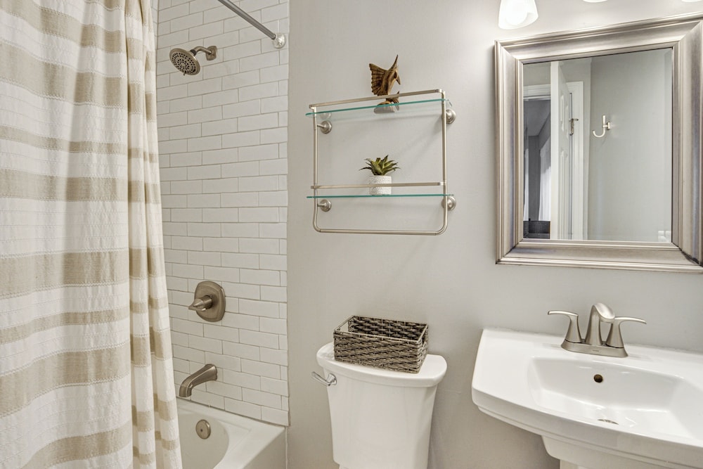Access to Folly Field Beach & Pools: Coastal Condo