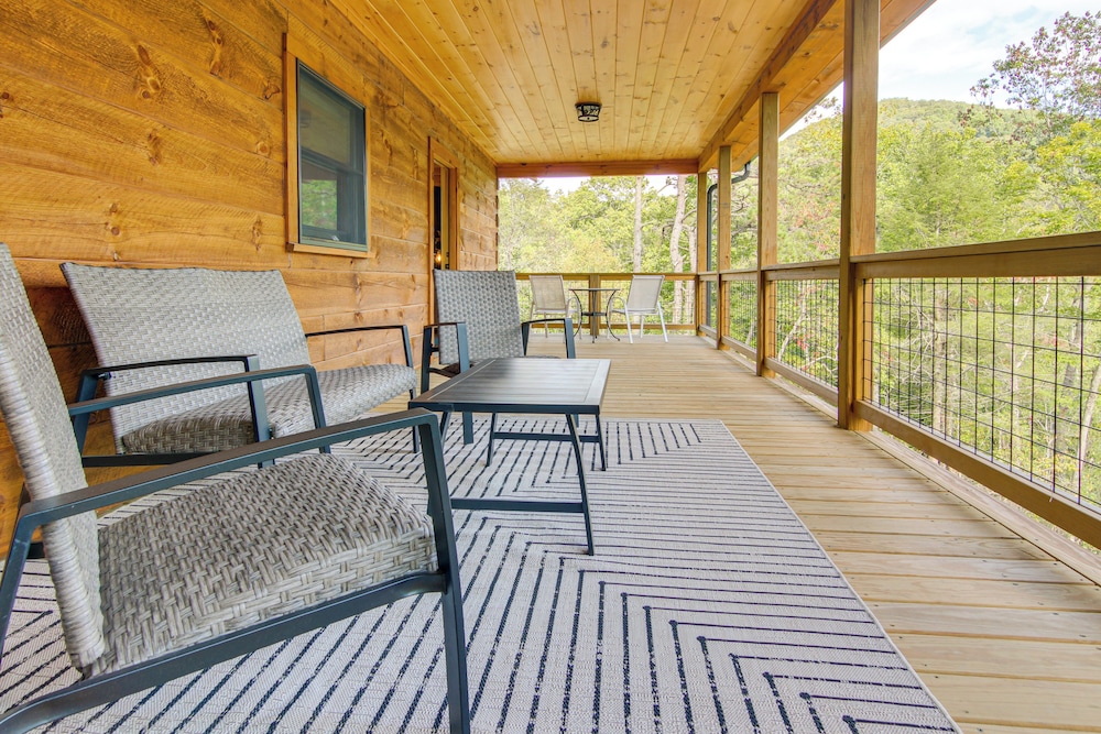 Amazing Waterfall! New Scenic Black Mtn Log Cabin