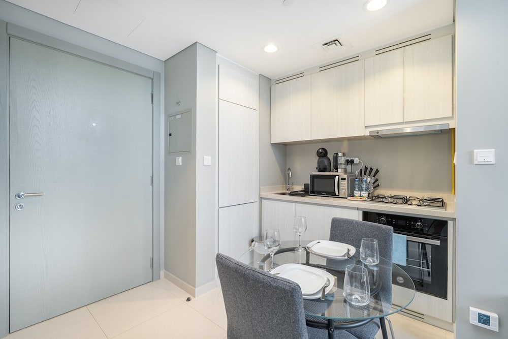 Stylish 1-bedroom Apartment With Stunning Canal Views at Business Bay