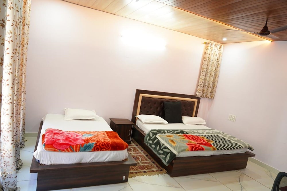 Shri Anand Hotel Berinag