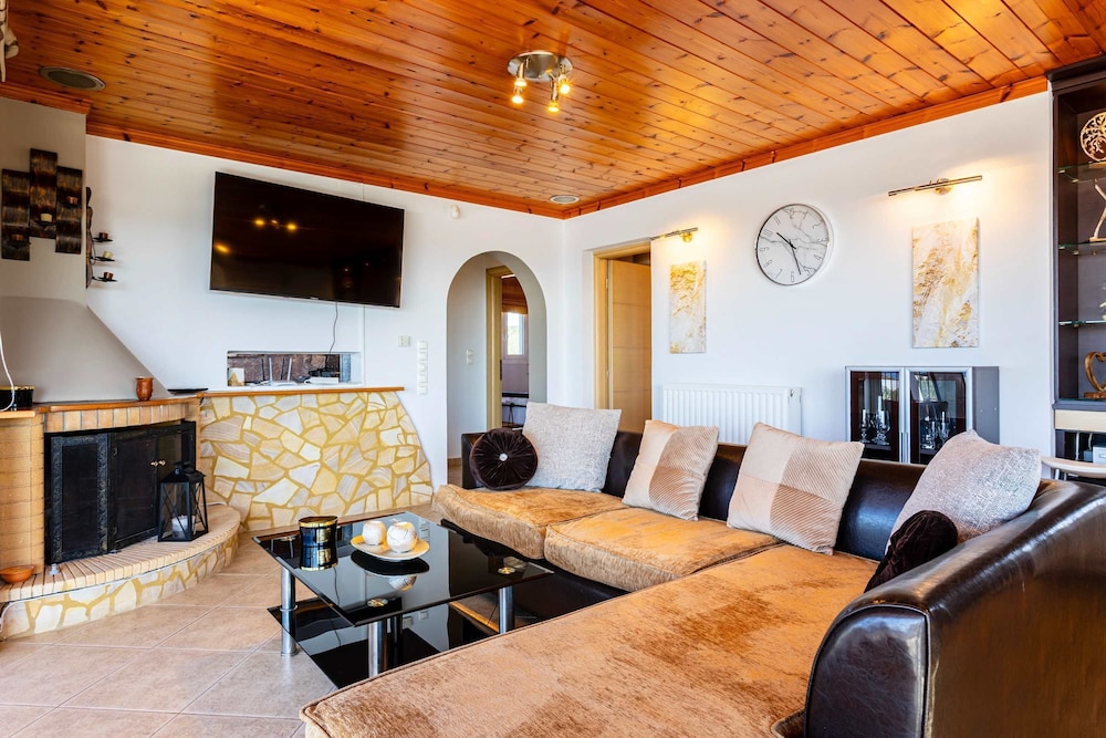 Seaview Nature Retreat - Filiatra s Cozy Hideaway