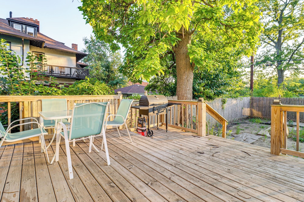 3 Mi to Dtwn Detroit: Spacious Home w/ Yard!