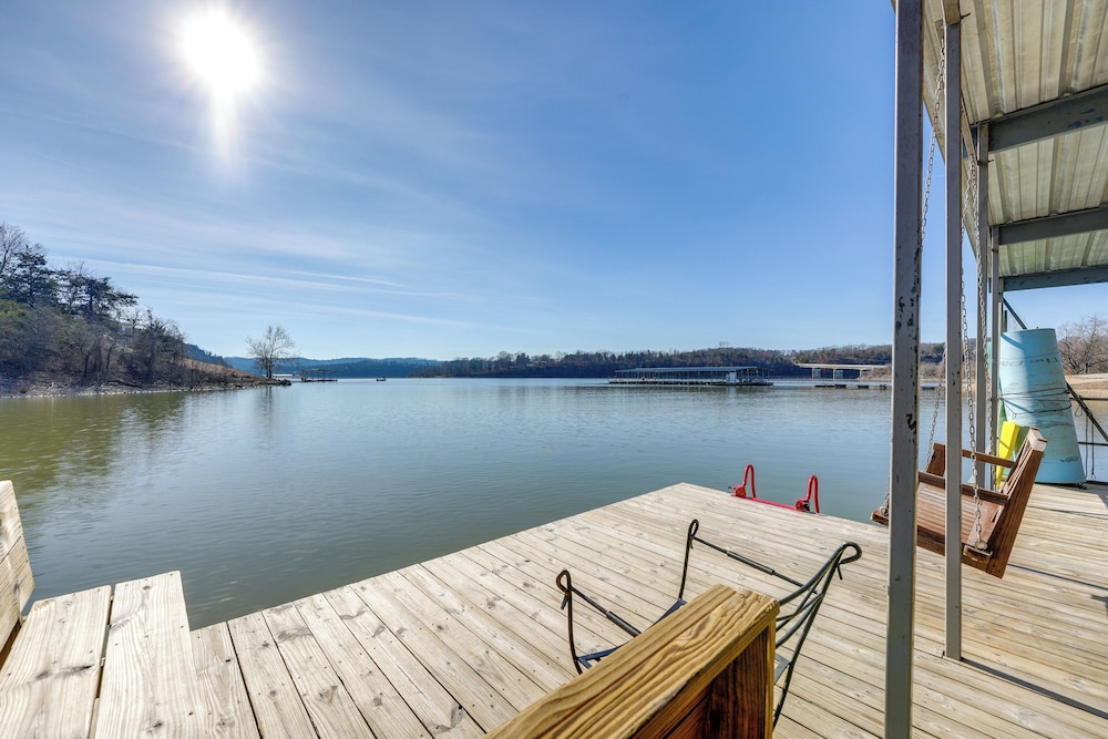 Cozy Table Rock Lake 'boathouse' w/ Pool Access