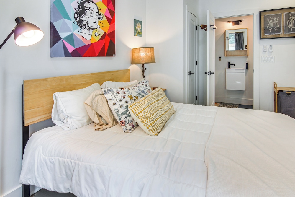 Rooftop Deck, Sweeping Views: Chic Home in Brevard