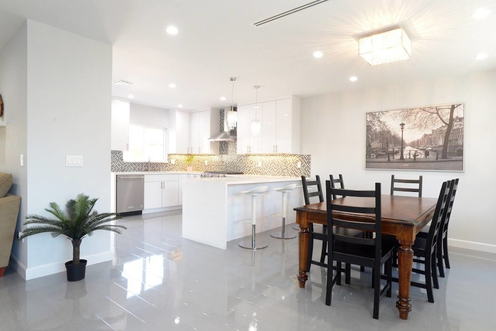 North Hollywood Vacations - Bright Spacious Family House Near Universal Studios - Property Image 20