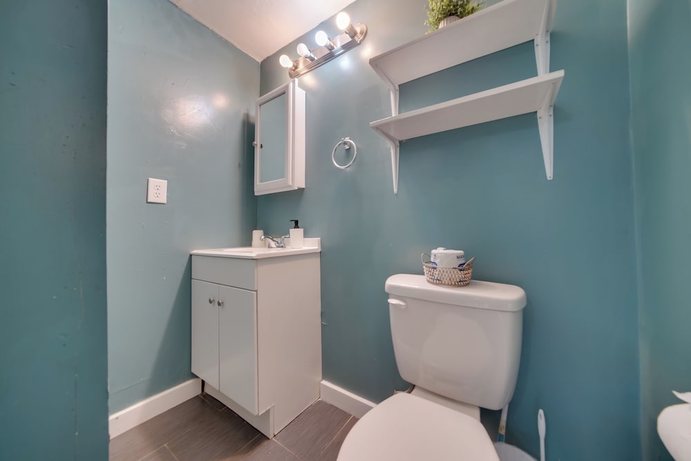 6 Mi to Downtown Seattle: Peaceful Apt w/ Patio