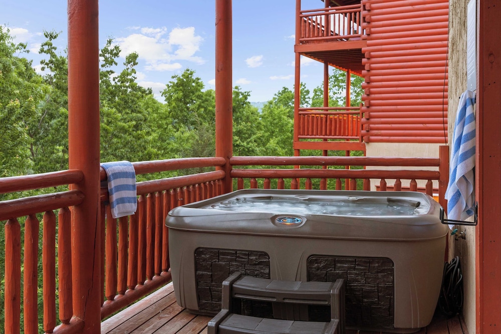 Smoky Ridge by Avantstay Renovated Cabin w/ Indoor Pool Game Room + Theater