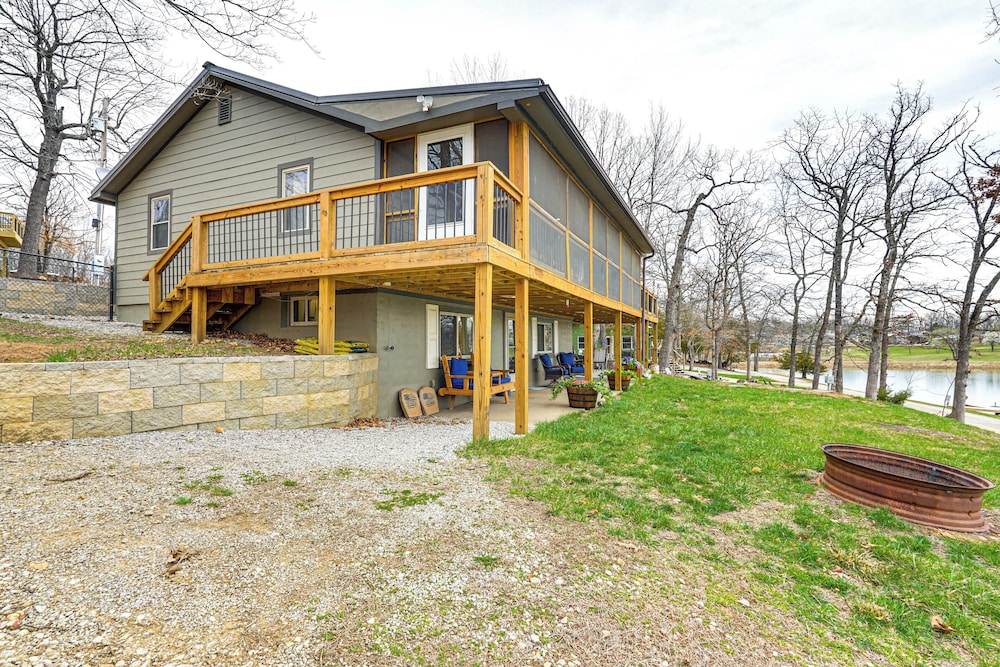Truman Lake Retreat: Large Deck & On-site Fishing!