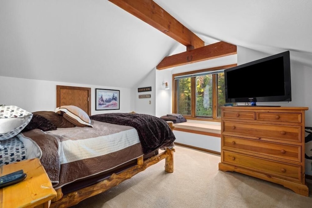 82 Lenawee Lane 5 Bedroom Home view 4