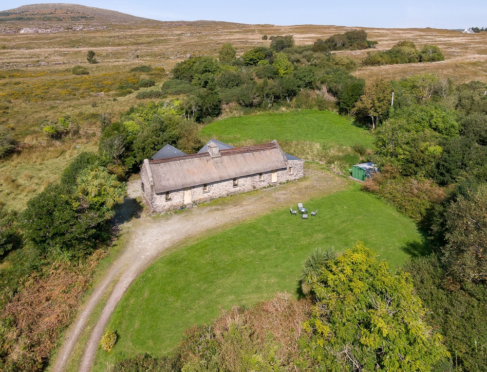Traditional Style Thatched Cottage With Modern Amenities