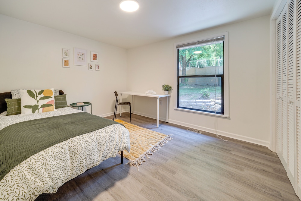 1/2 Mi to Yarrow Bay: Family Home in Kirkland