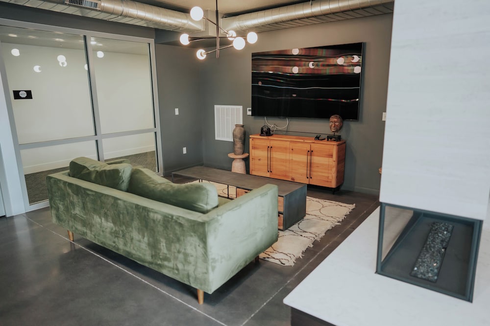 NEW Central SLC Apt l Citview l CLose to Skiing