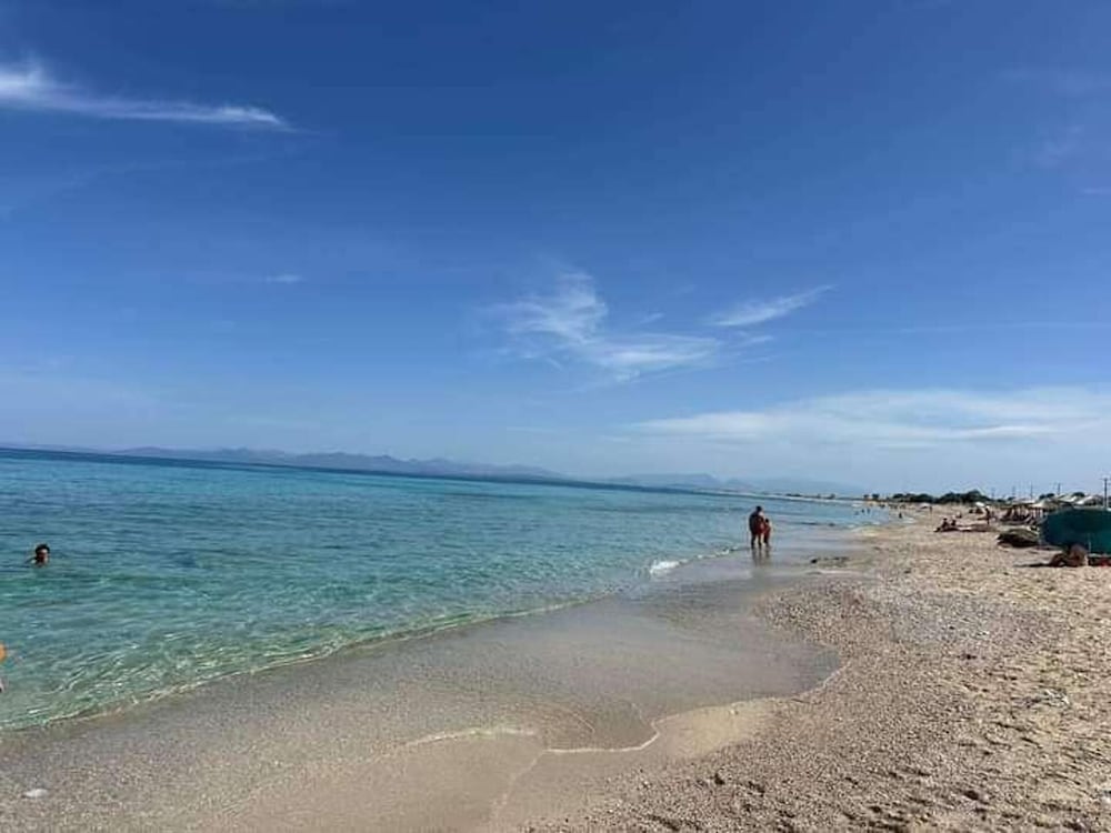 2-bed Home in Kolivata - Sleeps 4 - Wifi - Parking