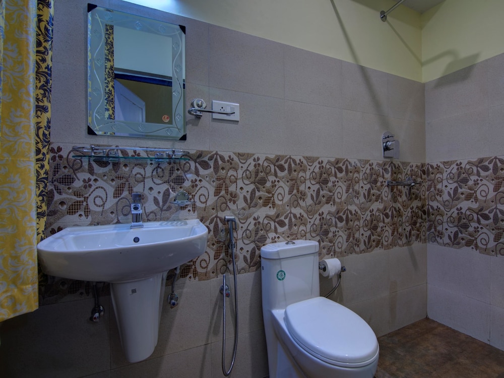 OYO 13465 Greendot Hotel
