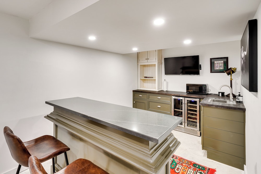 Hot Tub & Theater Room: Getaway in Falling Waters