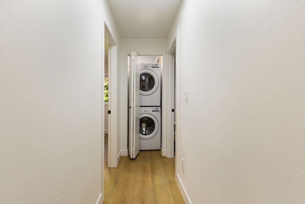 Comfy Stay in Bellevue w Parking Included