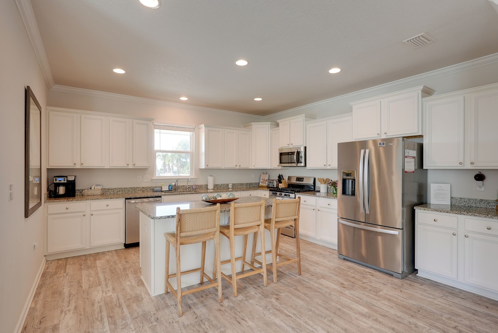 Steps to Shore: Windmark Beach Retreat w/ Balcony!