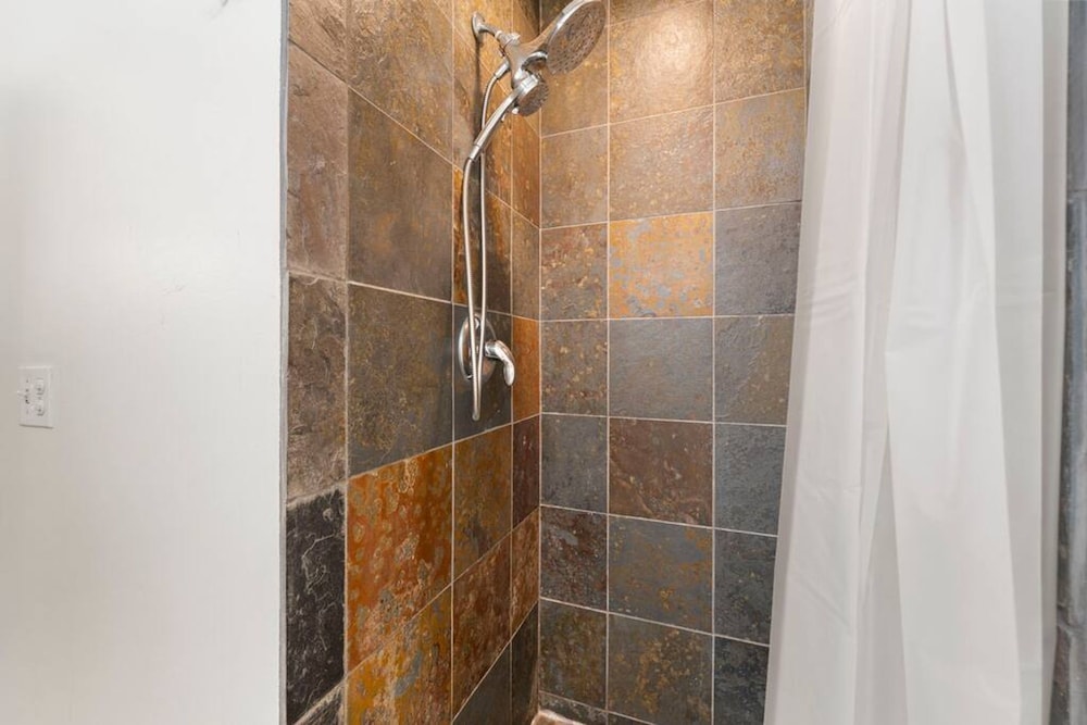Sleek 2 Bed 2 Bath Condo in Trendy Fulton Market