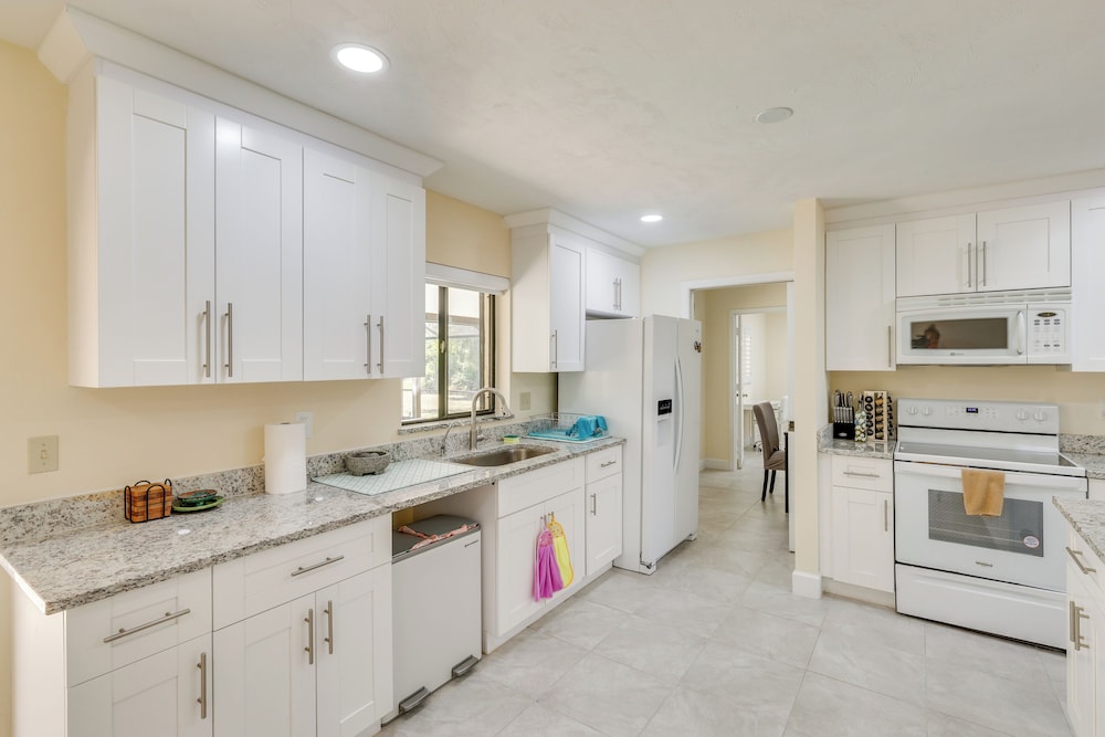 Saltwater Pool & Lanai: Lehigh Acres Escape!