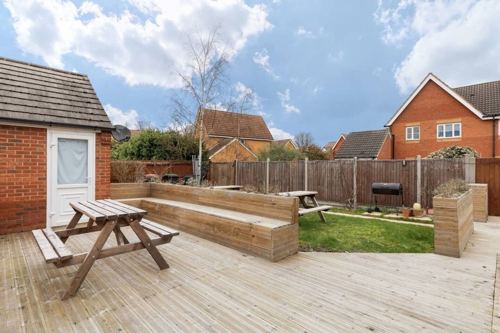 Large 5BR Home in Bedford Ideal for big Groups view 5