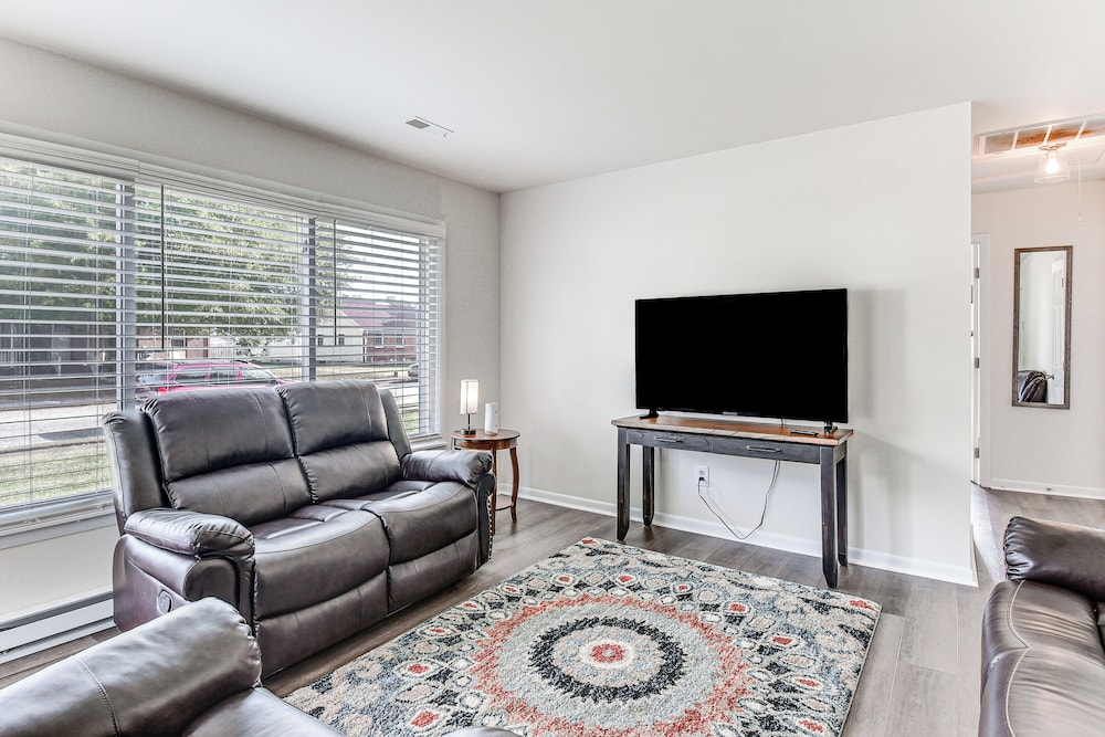 3 Mi to Huntington Beach: Hampton Family Home!