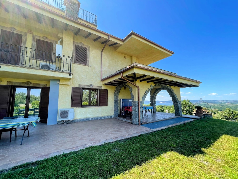 Charming Villa in Umbria - Sleeps 16 - Lake View - Pool, Jacuzzi and Events Room