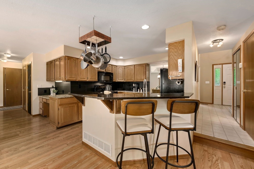 Shady Grove 4 King Beds, Dog Run & Outdoor Fun